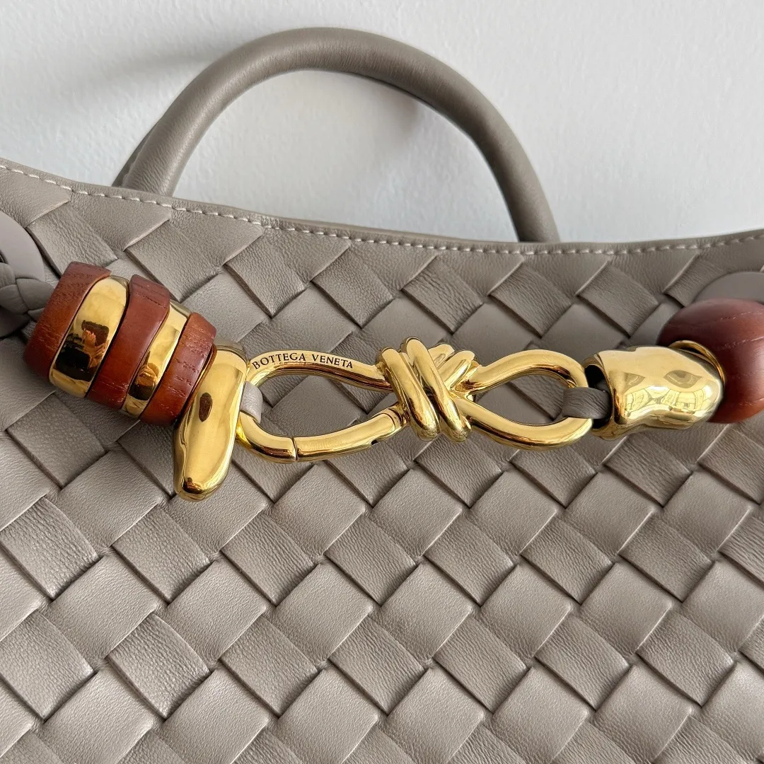 The new Andiamo batch of 3060 BV is shipped‼ ️The classic intercciato weaving process is used to create a soft bag, the metal knot is made of micro-cast aluminum using jewelry technology🪢, and the decorative beads are made of metal and hand-polished oak, allowing you to jump repeatedly between elegance and fun💃, making it unpredictable. Classic and versatile, it shows off your temperament, and the bag has a large capacity, making it very convenient for daily commuting! It has a variety of carrying methods, the shoulder straps can be adjusted by yourself, the original lambskin feels soft and delicate, and the unisex style breaks gender boundaries and brings a more practical and long-lasting use experience. The Andiamo, which has both elegant and casual styles, perfectly interprets the "fashionable old money style". Style number: 743568+wood hardware Color: stone gray Size: 25*22*10.5cm